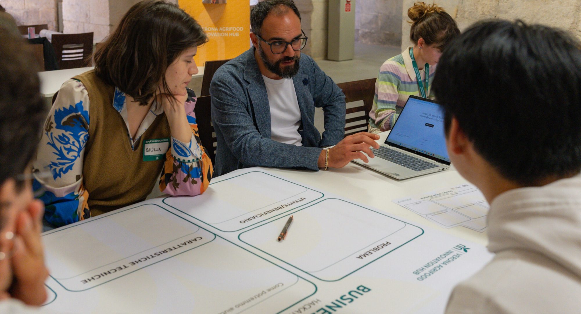 Hackathon: lavoro di squadra e co-progettazione.
