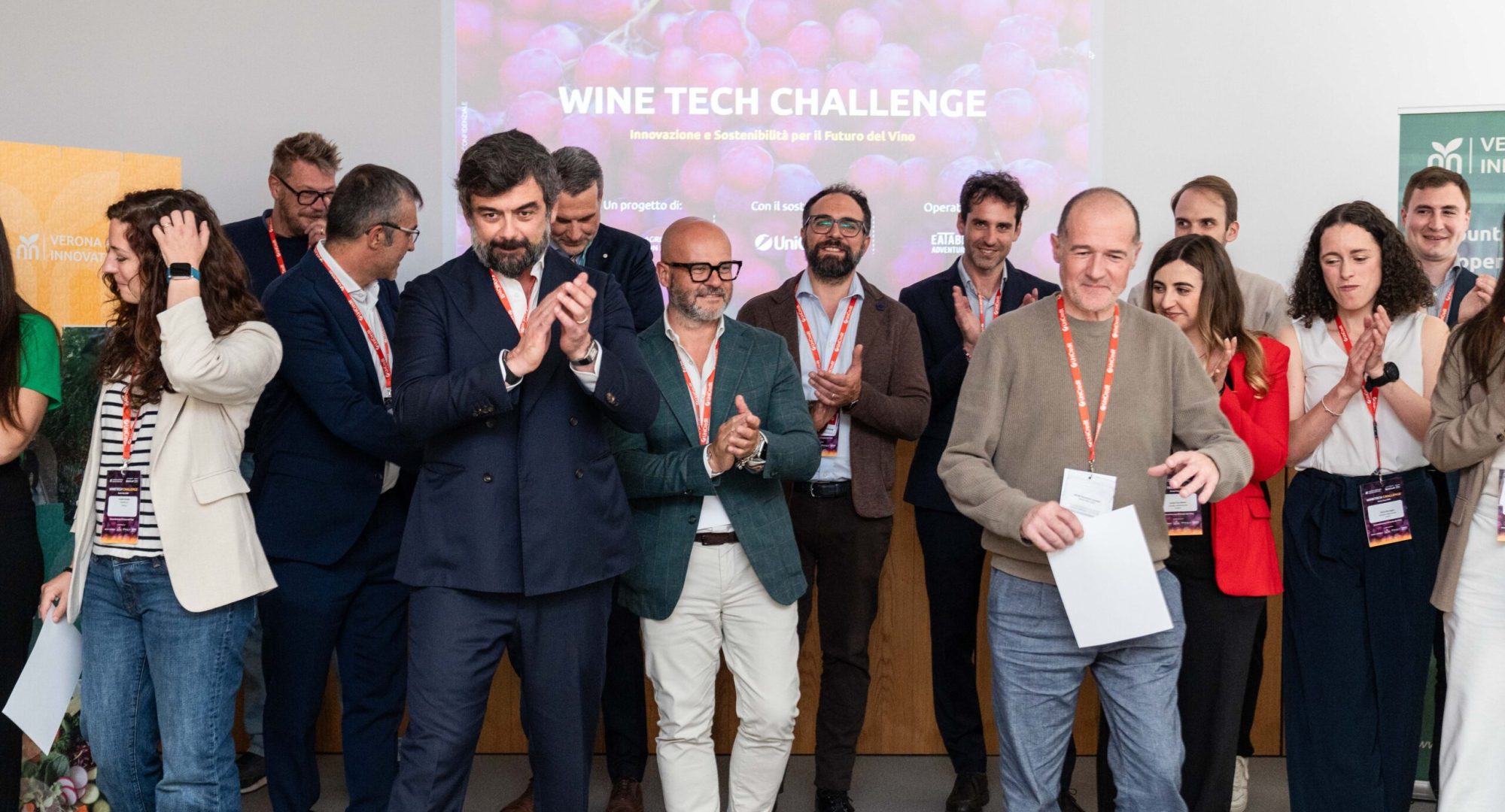 Applausi e Foto di gruppo_WineTech Challenge